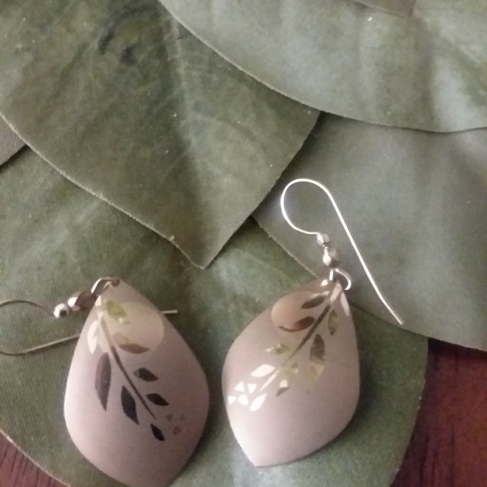 😍😍Holly Yashi NWT earrings